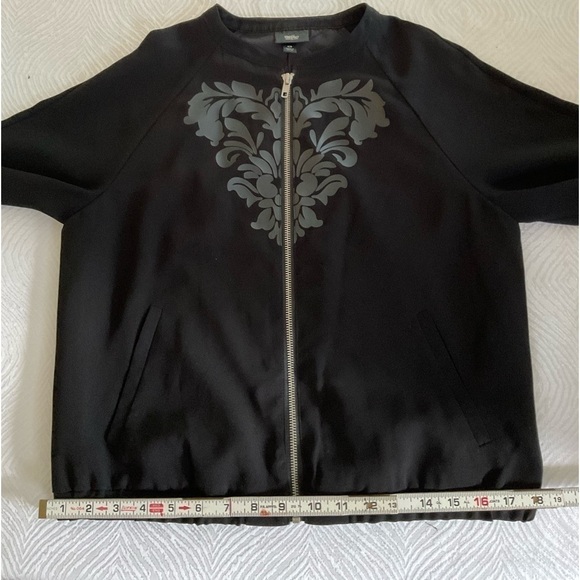Mossimo woman’s jacket light weight graphic with pockets. Black .. Size M - Picture 8 of 9